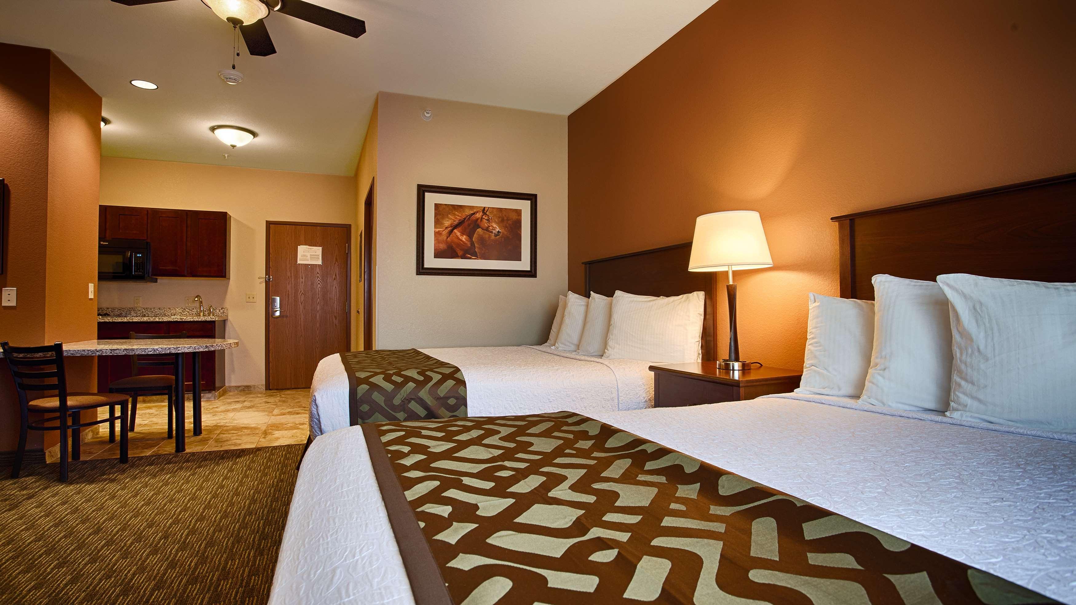 Best Western North Edge Inn Dodge City Exterior photo