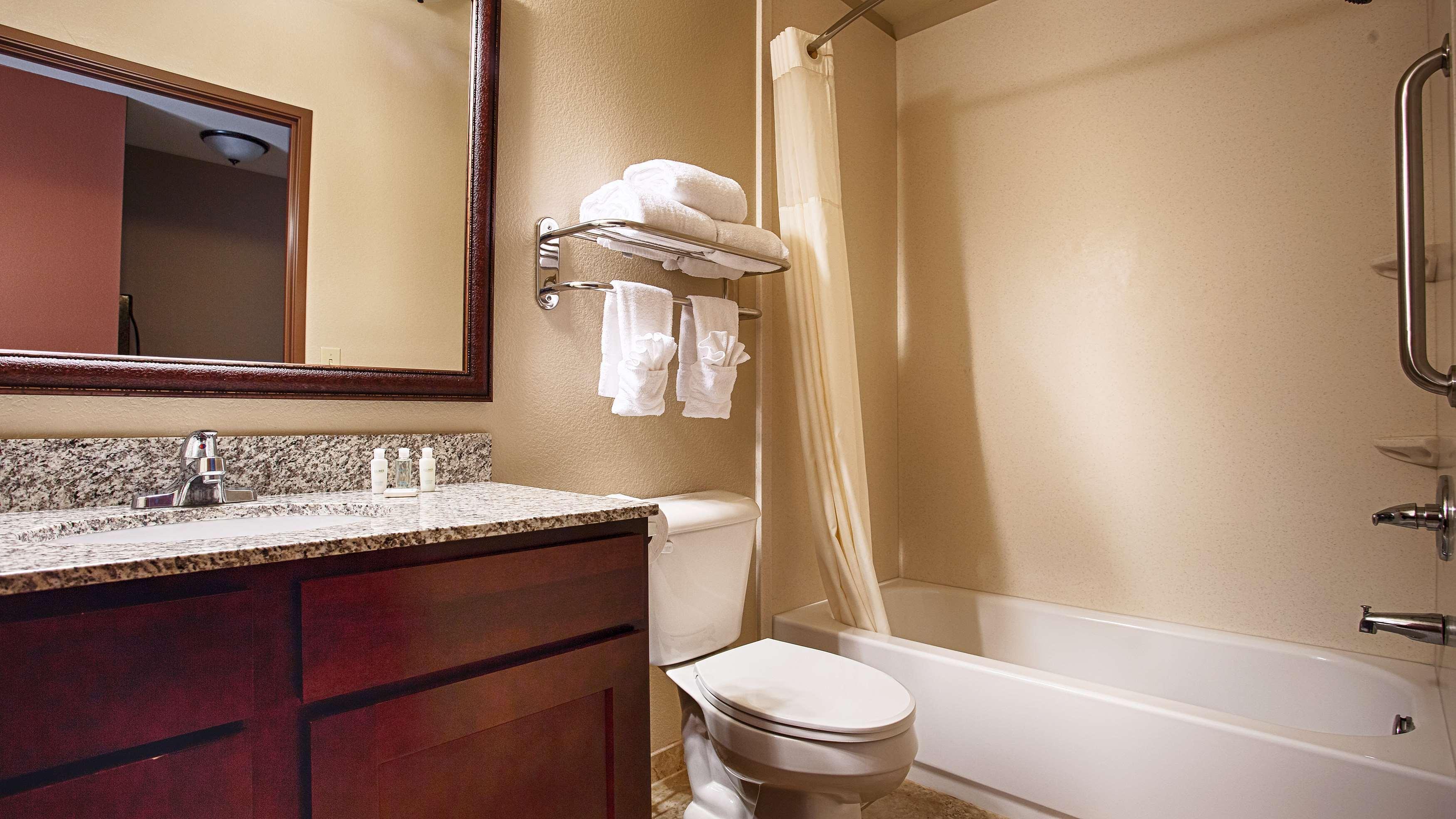 Best Western North Edge Inn Dodge City Exterior photo