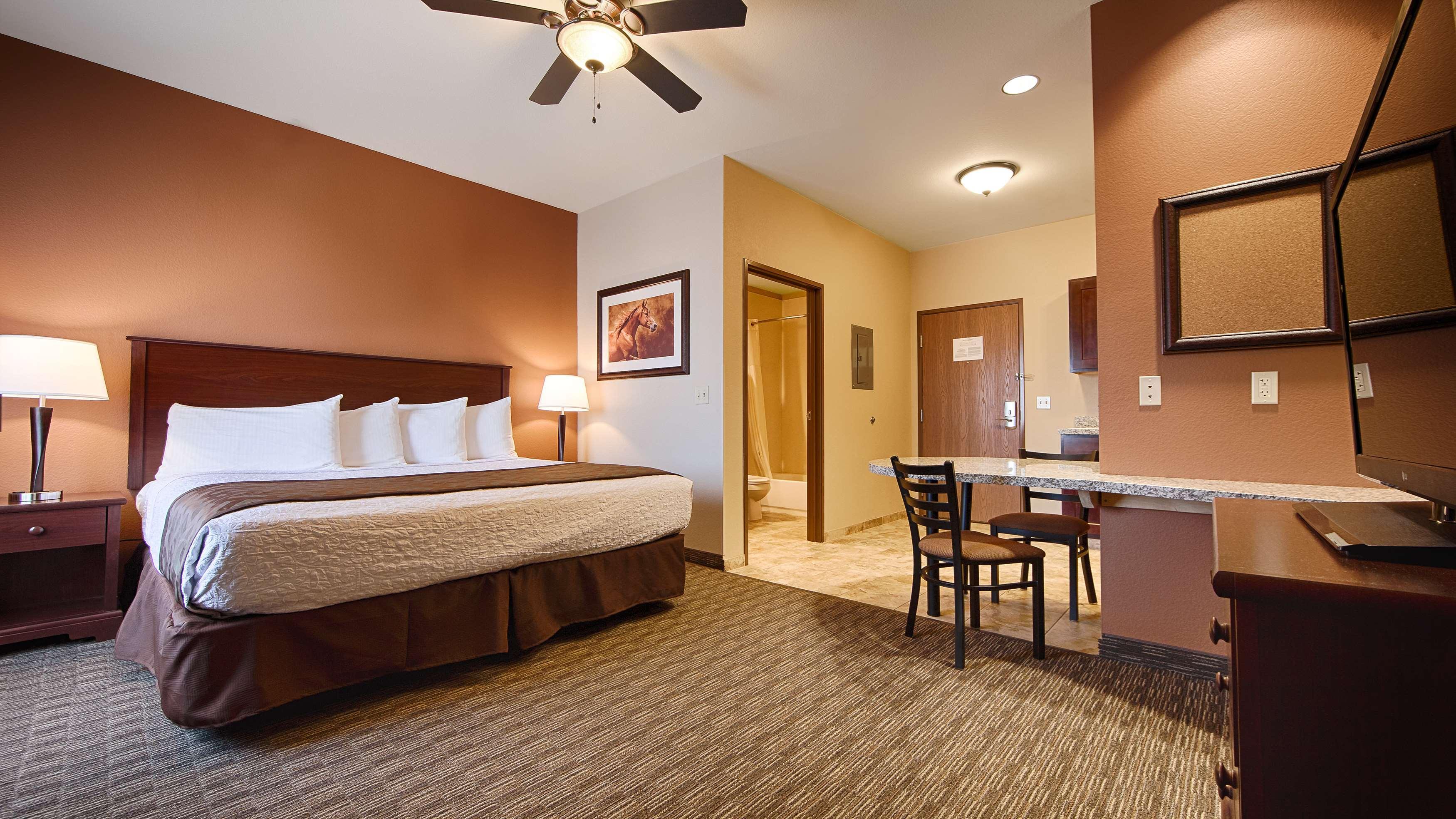 Best Western North Edge Inn Dodge City Exterior photo