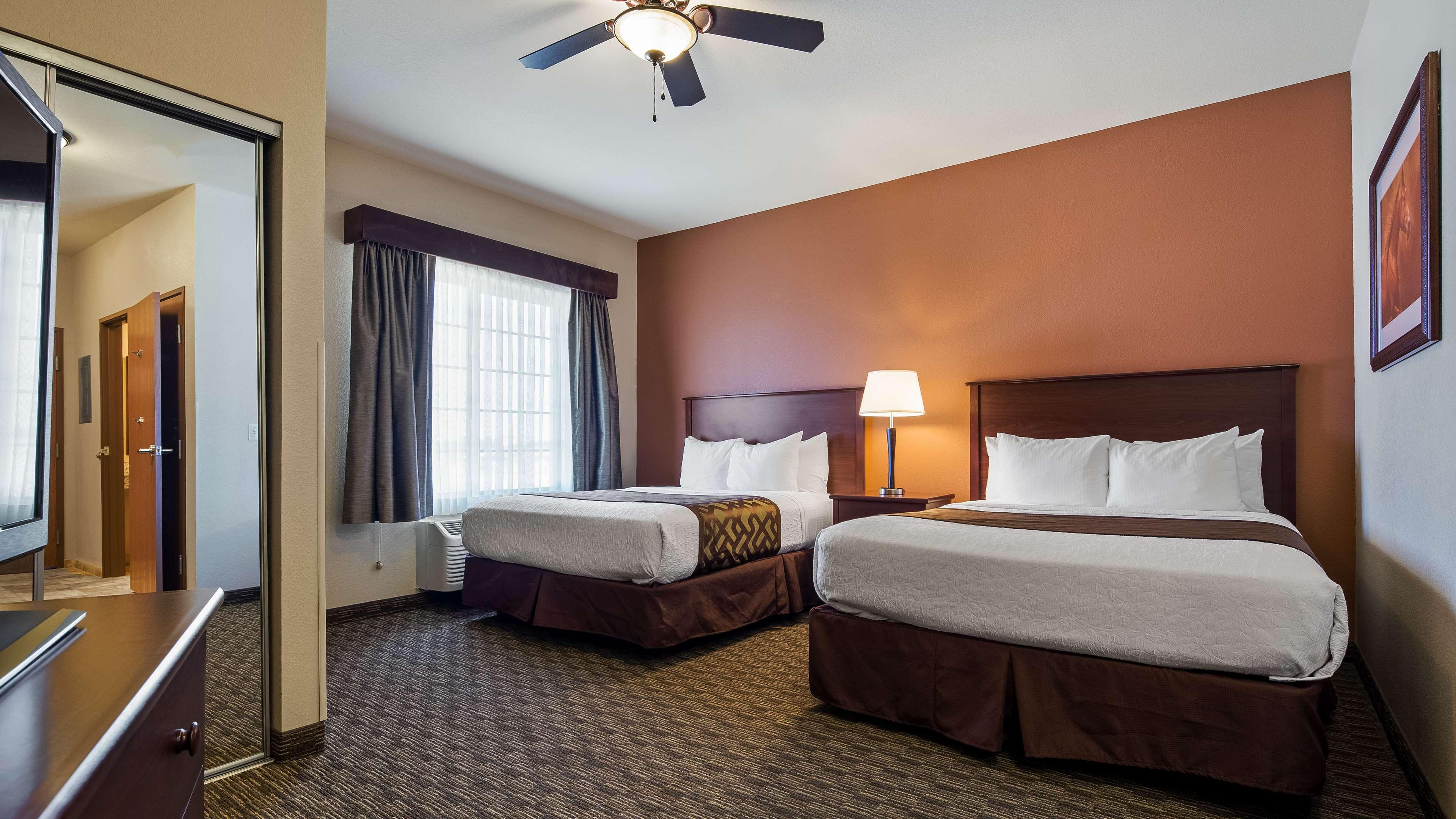Best Western North Edge Inn Dodge City Exterior photo