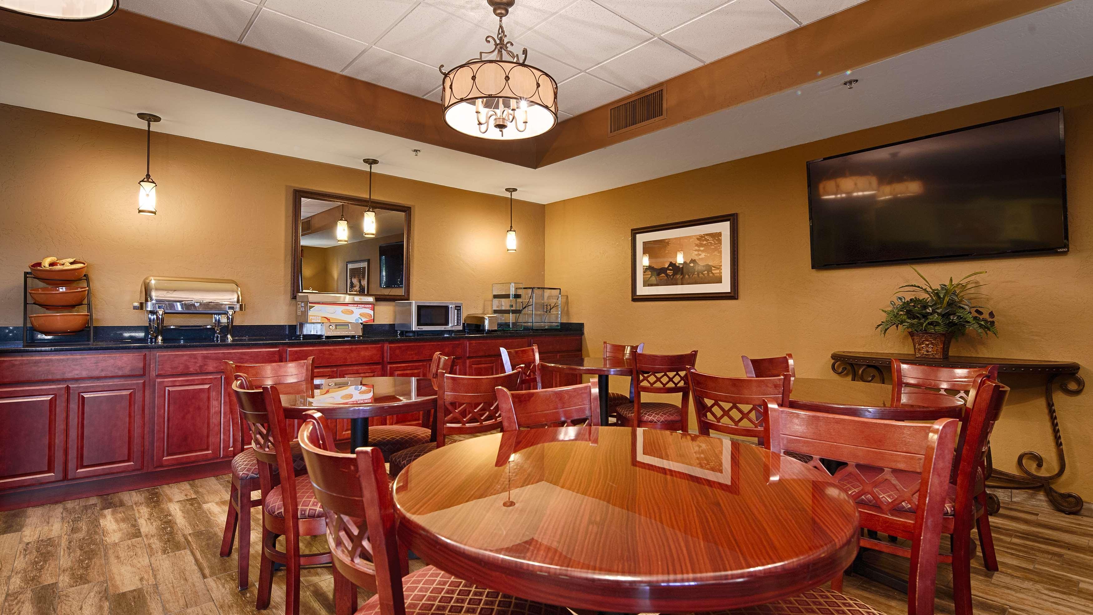 Best Western North Edge Inn Dodge City Exterior photo