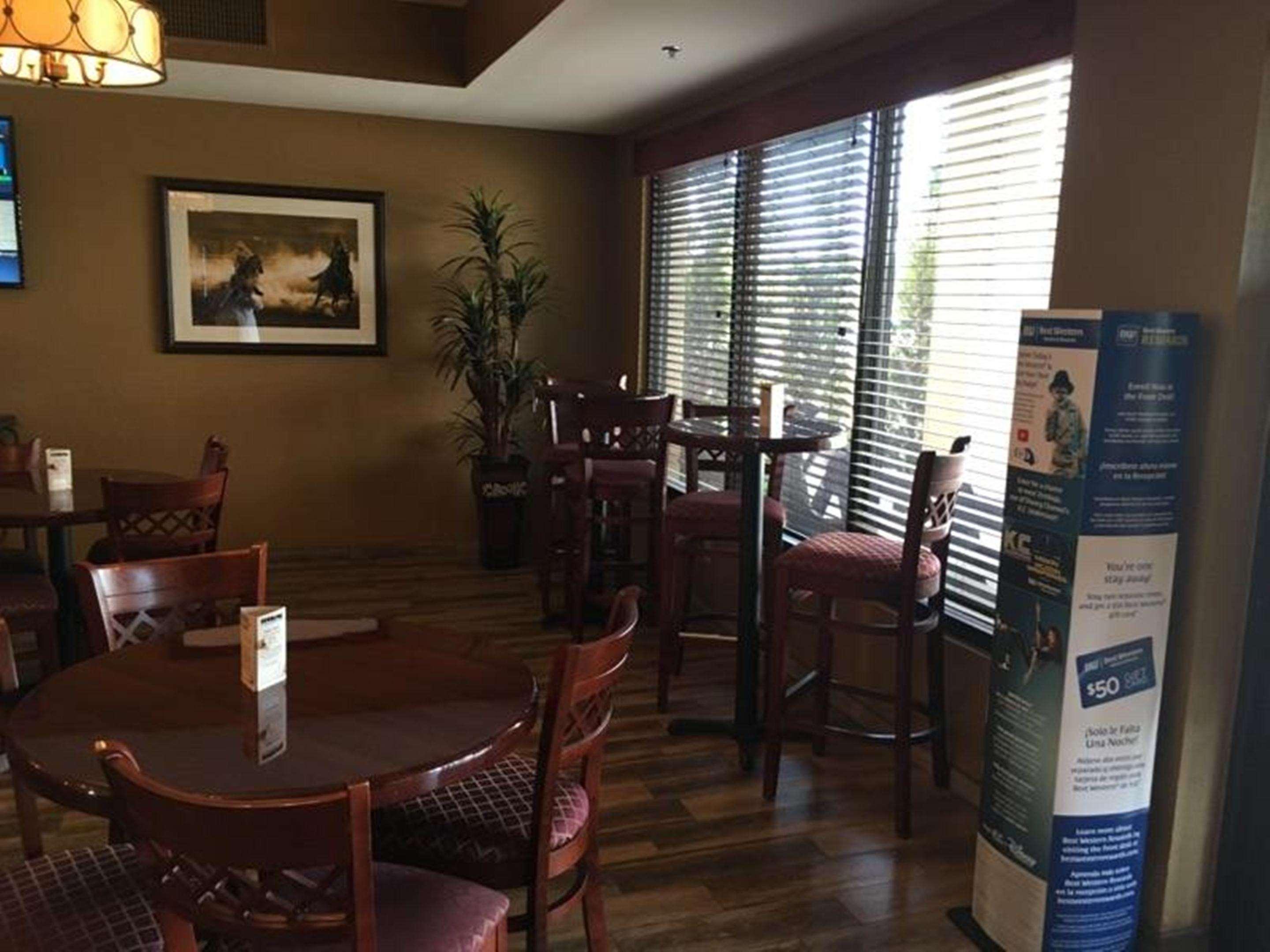 Best Western North Edge Inn Dodge City Exterior photo