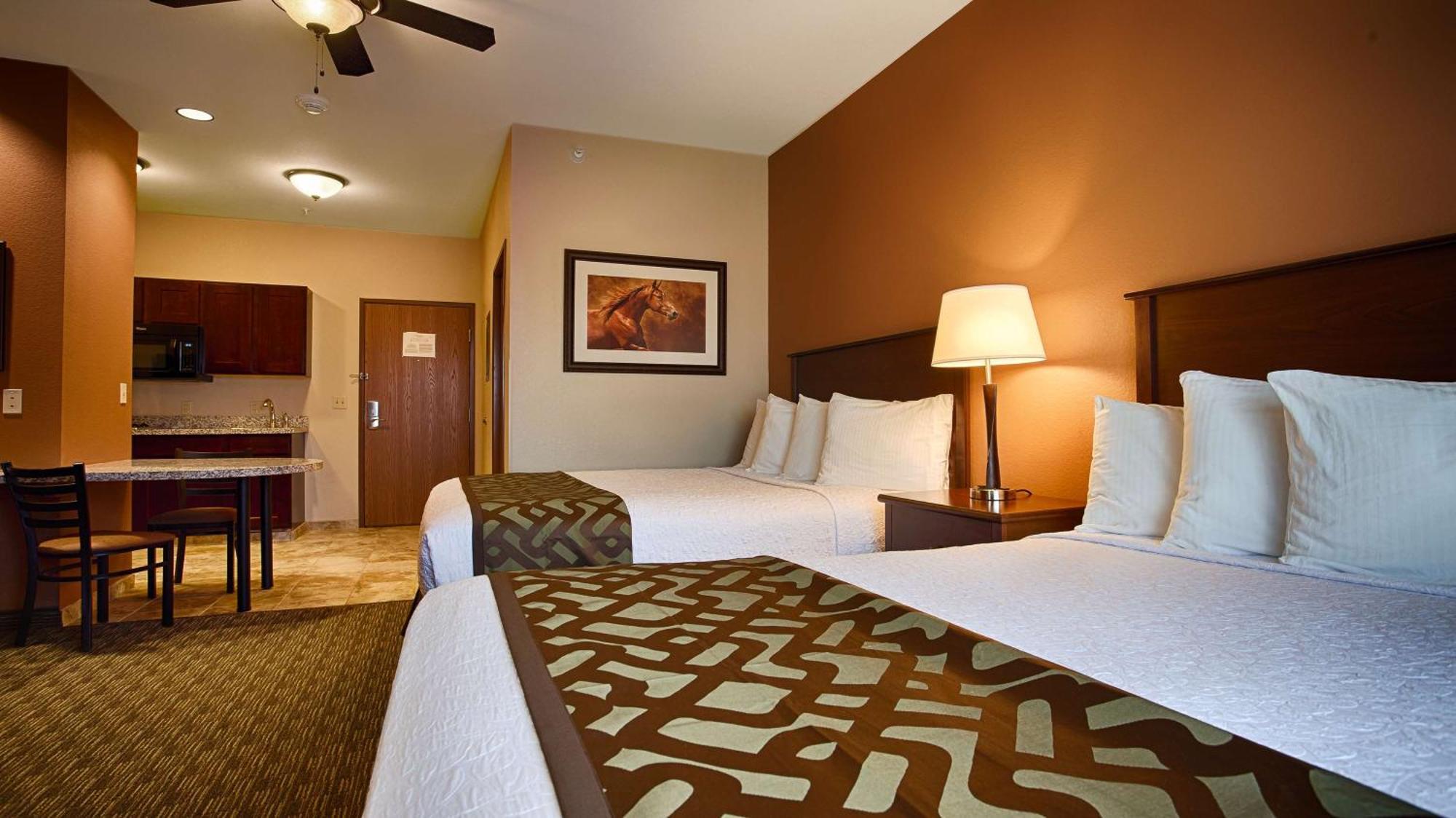 Best Western North Edge Inn Dodge City Exterior photo