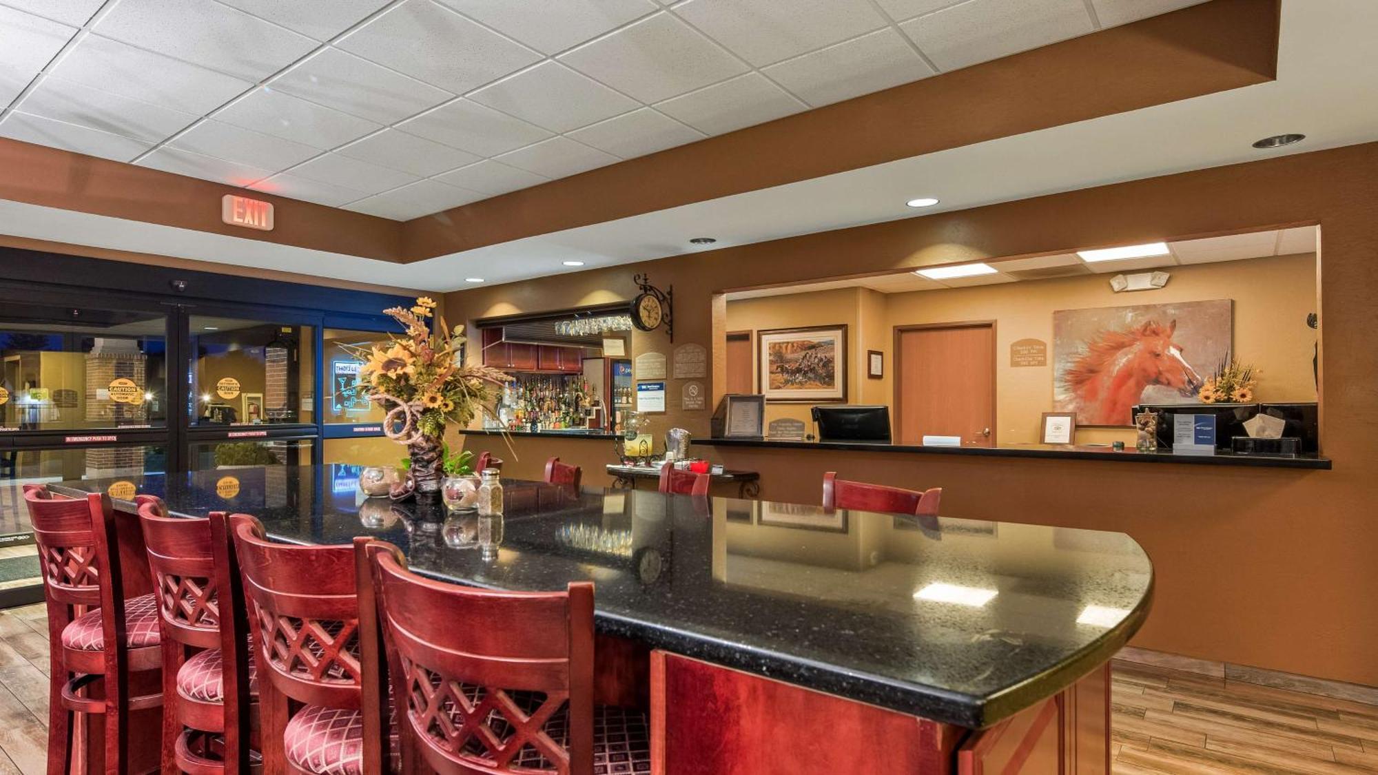 Best Western North Edge Inn Dodge City Exterior photo