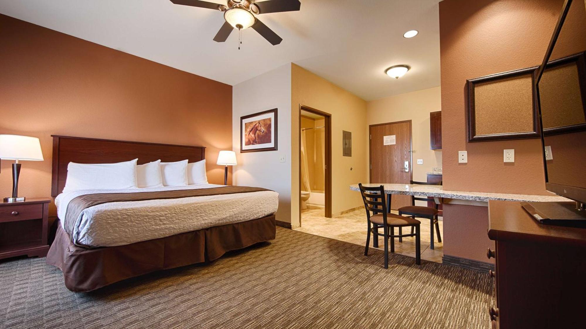 Best Western North Edge Inn Dodge City Exterior photo