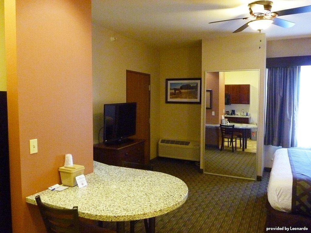 Best Western North Edge Inn Dodge City Exterior photo